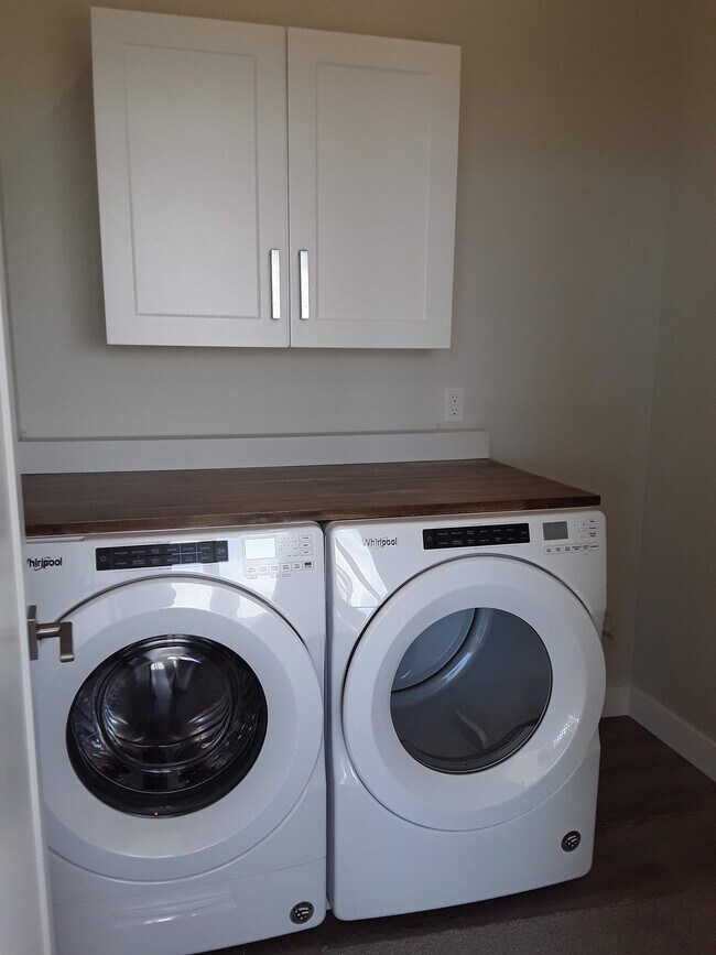 Laundry - 4443 Decatur Dr