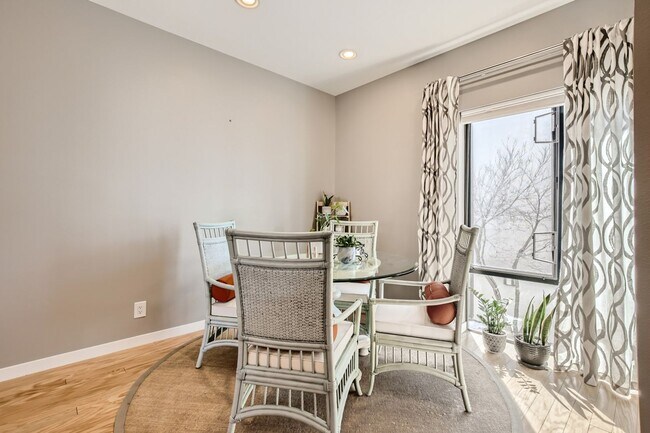 Building Photo - Breathtaking 2 bed, 3 bath Curtis Park Tow...