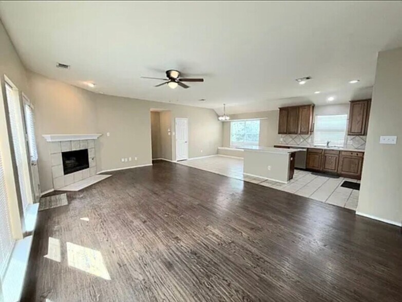 Building Photo - 13645 Valley Mills Dr