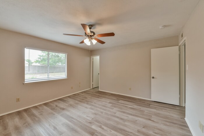 Building Photo - 7024 Greenview Cir S