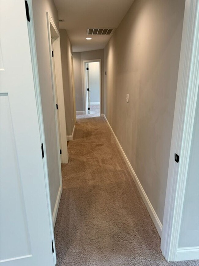 Building Photo - Knoxville 37920 - **COMING AVAILABLE August 1st** Beautiful single family home located in South K...