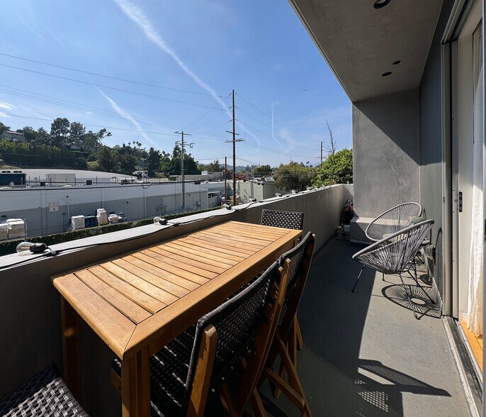 Building Photo - 2512 Silver Lake Blvd