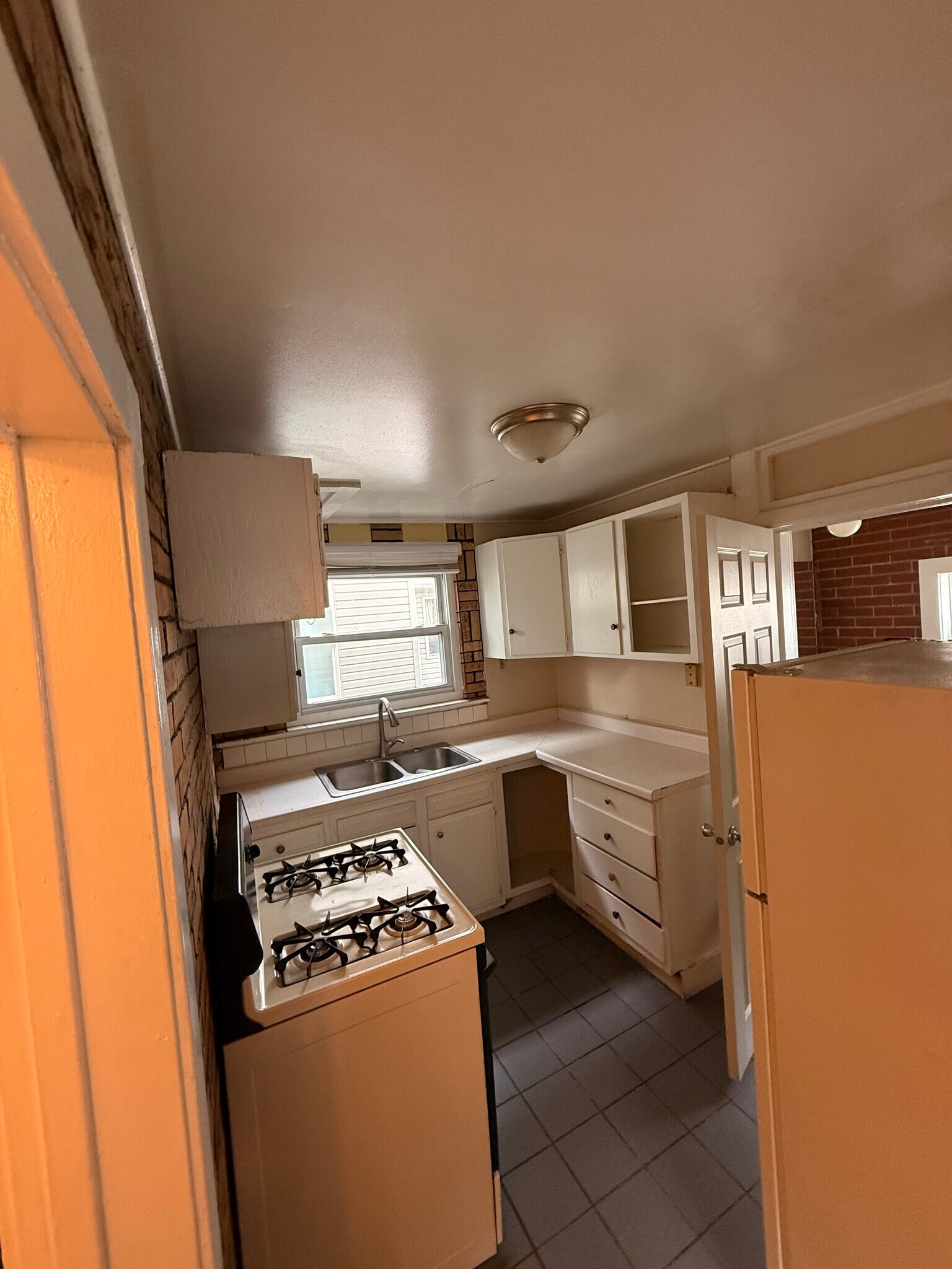 Building Photo - 1610 Kelly Dr