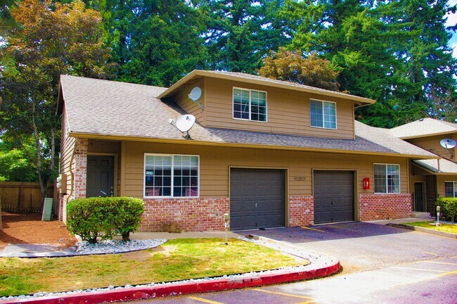 Building Photo - Large 2 bed 1.5bath townhouse
