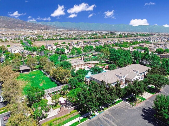 Building Photo - 15723 Parkhouse Dr
