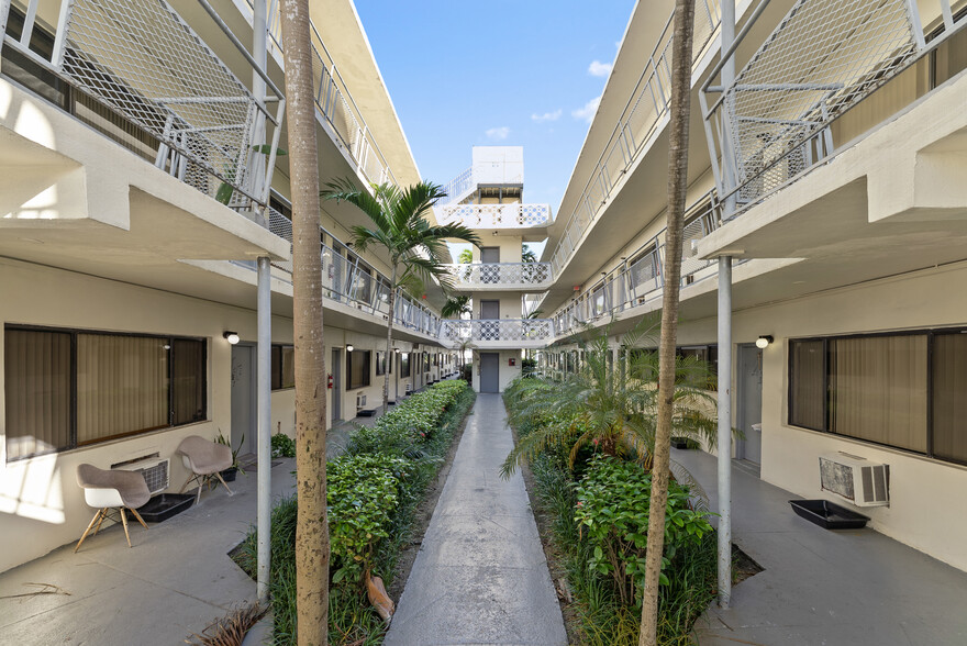 Building Photo - Marseille Apts