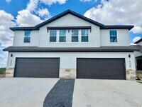 Building Photo - Stunning 4x2.5 Luxury Duplex in Buda, TX!