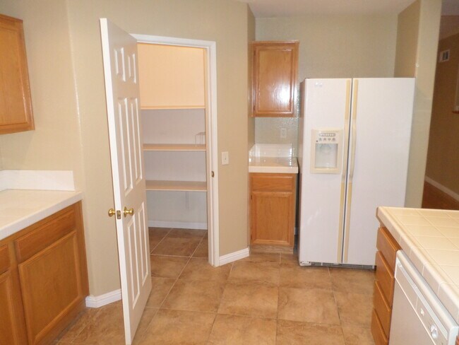 Building Photo - Great 4 BR + BONUS Room off Calle Del Oso Oro