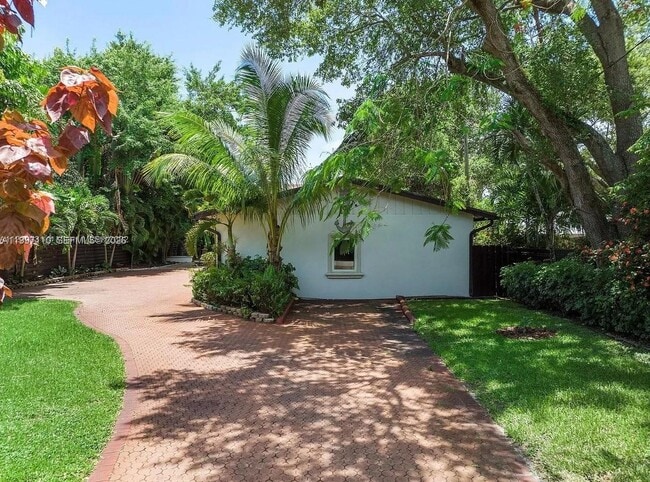 Building Photo - 800 SW 12th Ave