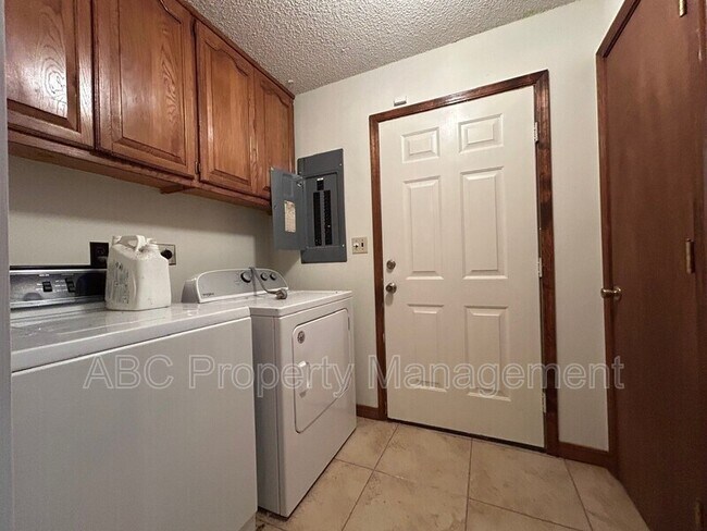 Building Photo - 4084 N Lexington Ln