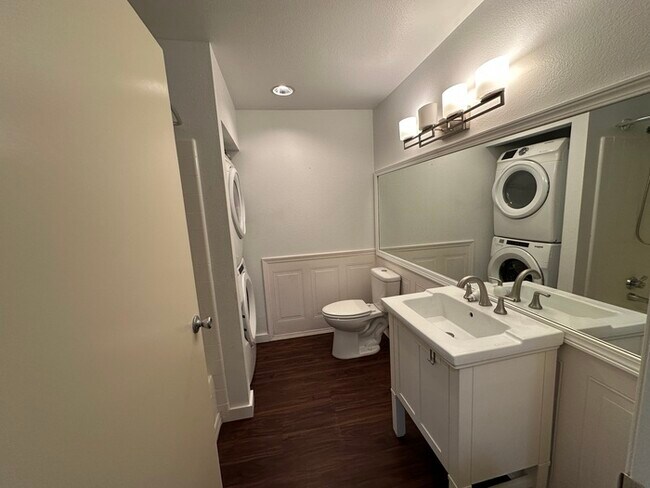 Building Photo - Bright & Breezy 2 bedroom Home in Evergree...