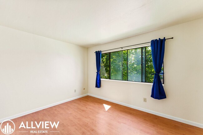 Building Photo - Charming 3-Bedroom, 1.5-Bath Townhouse in ...