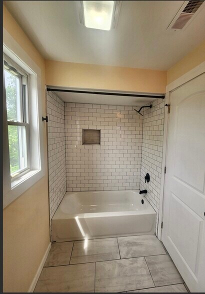 Building Photo - 3555 Lossing St