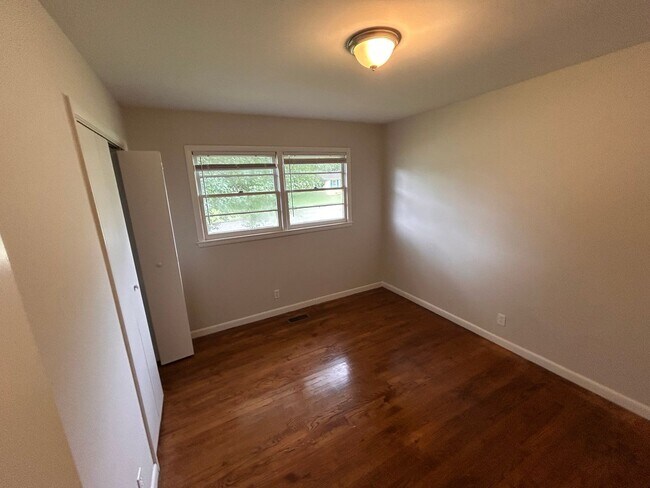 Building Photo - Brick home with 3BR, 1.5BA, garage, fenced in back yard.