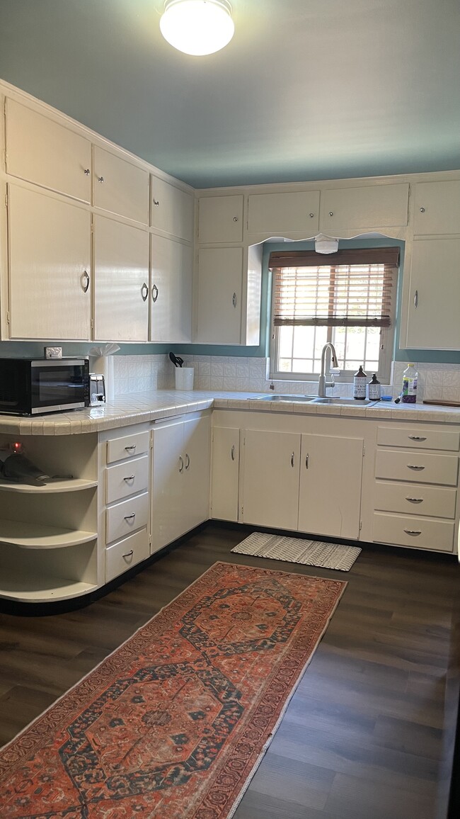 Spacious Kitchen - 404 Columbia Dr SE