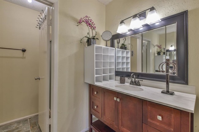 Clean Modern Bathrooms - 2816 Windchase Blvd