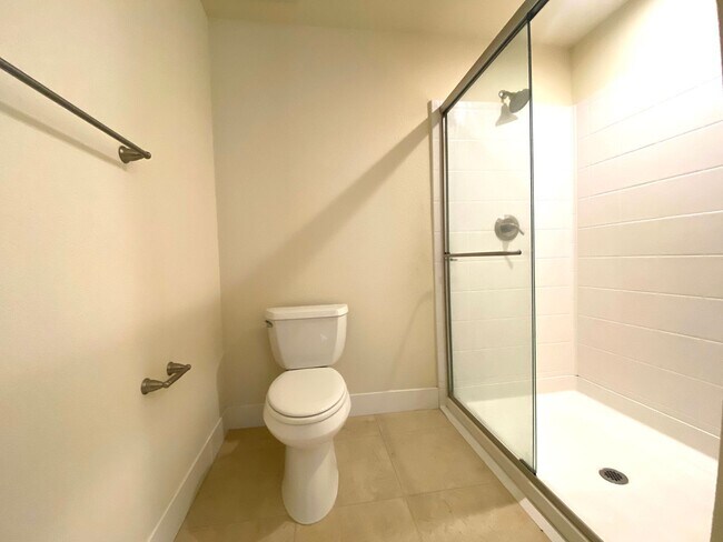 Building Photo - ALMOST NEW, SUPER CLEAN 2 BED, 2.5 BATHS, ...