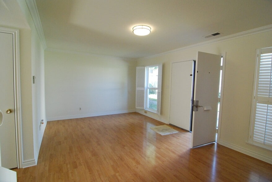 Building Photo - 11027 Slater Ave
