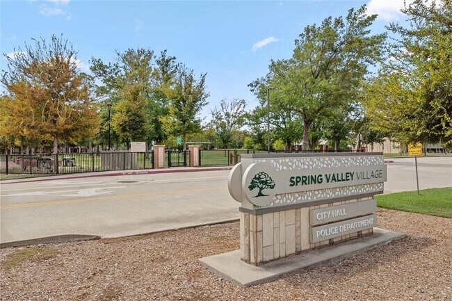 Building Photo - 8430 N Hilshire Park Dr