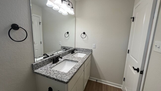 Building Photo - Lynwood Village Townhome - Move-in Ready