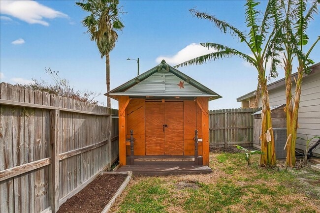 Building Photo - 6901 Anastasia Dr