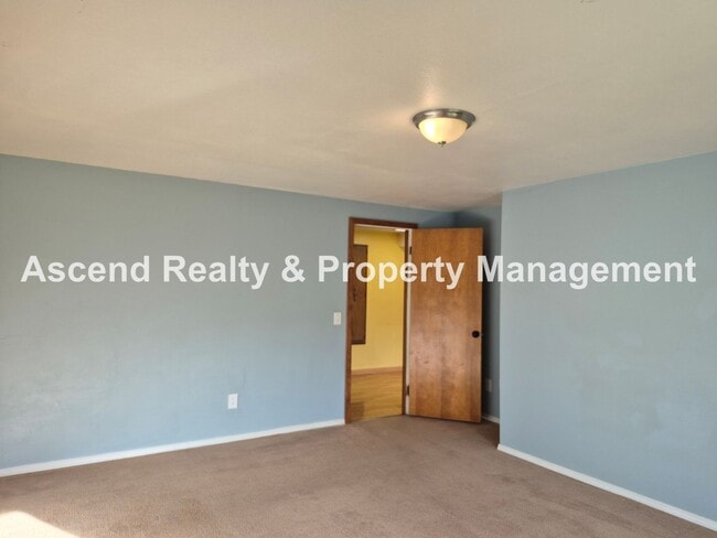 Building Photo - Need Space? This is the Place! Available NOW~Beautifully Updated 4Bed/3Bath Backs to Park Pets OK