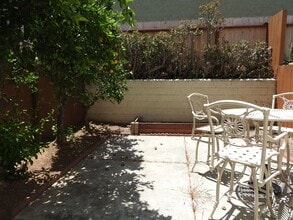 Building Photo - Lovely 2 bedroom townhouse