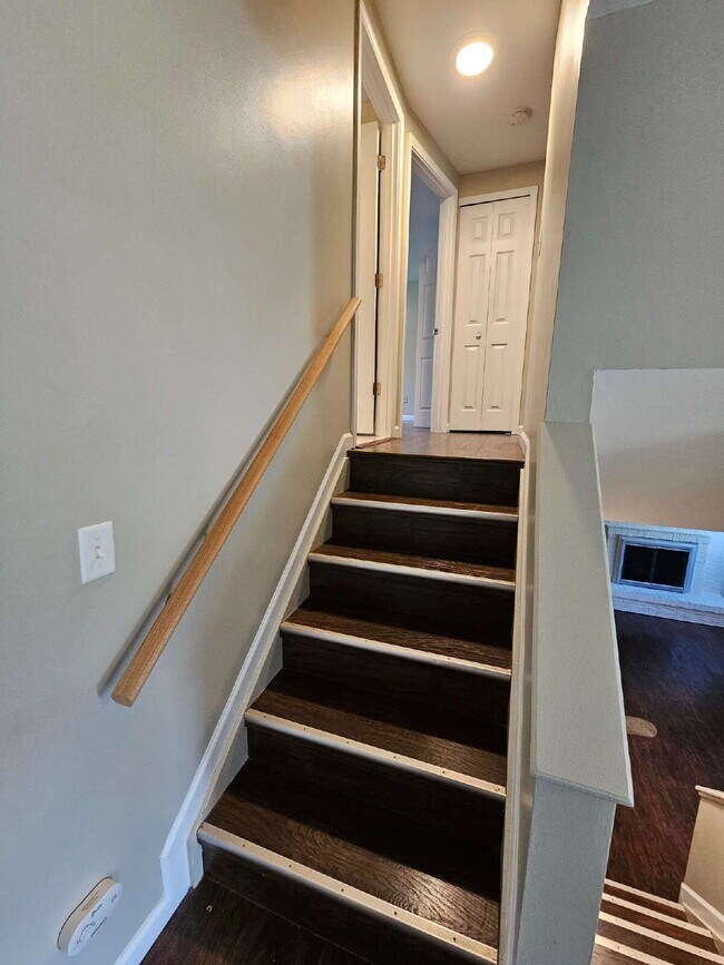 Building Photo - Clean 3-Bedroom Tri-Level, 1.5 Bath with Updated Kitchen, Great Room, Fireplace & Private Backyar...