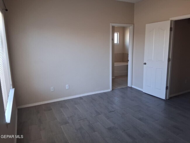 Building Photo - 613 Valley Plum Ave