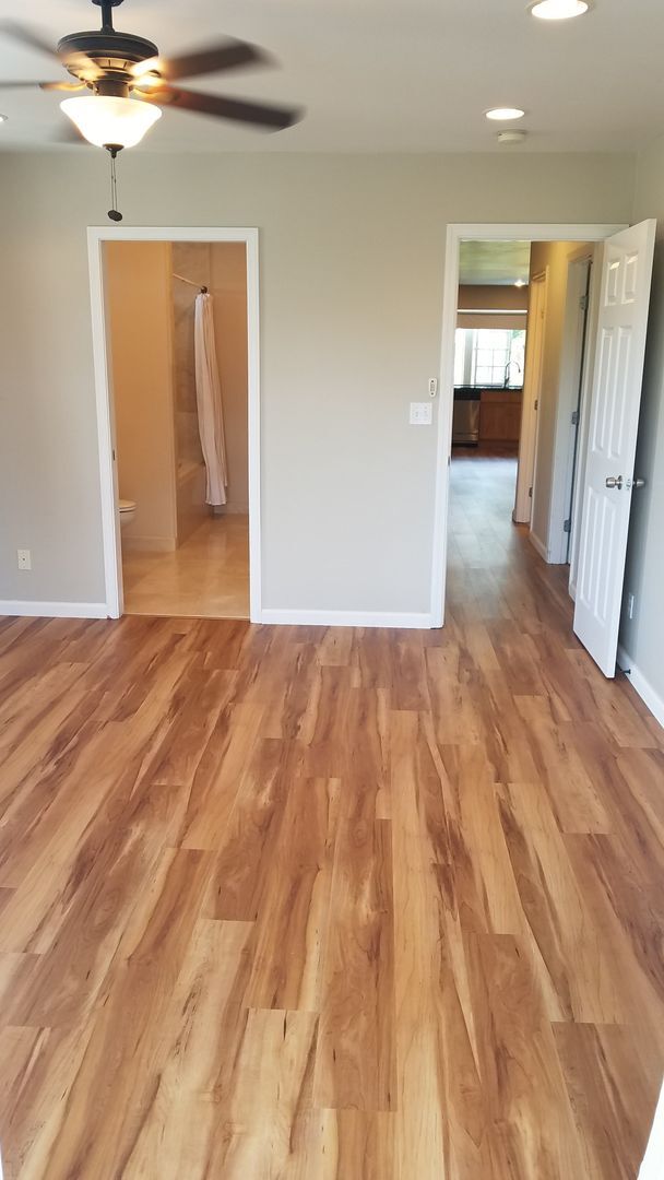 Building Photo - Pet Friendly. W&D. Great Location. 2 Parki...