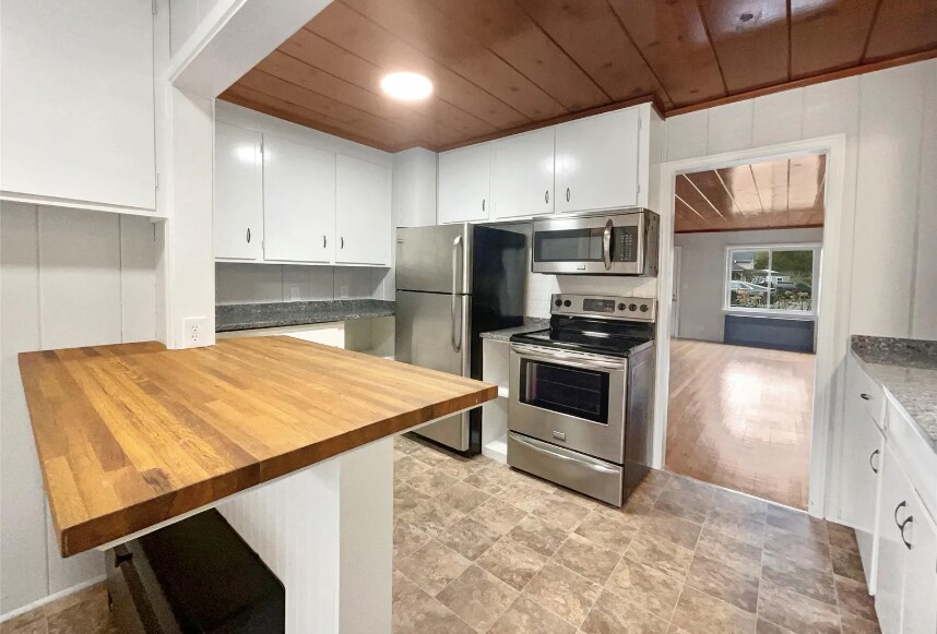 Building Photo - 6441 Crest Dr