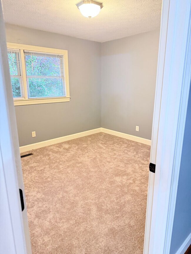 Building Photo - Beautiful brick, ranch home in the Enka School district. 3 bedrooms, 2 bathrooms!