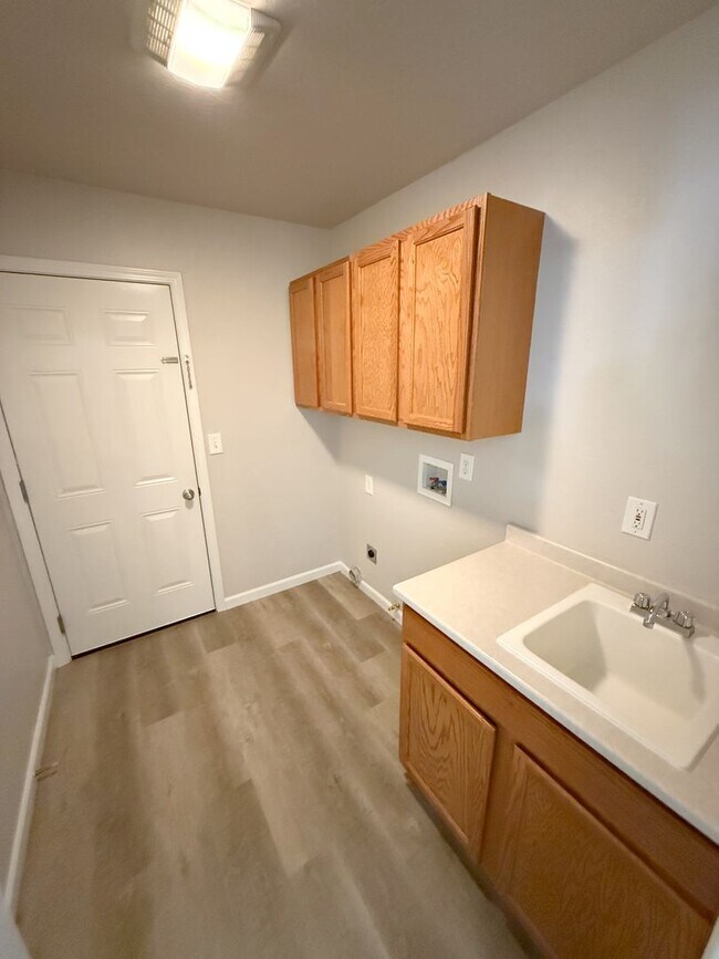 Building Photo - Three Bedroom, Two Bath House