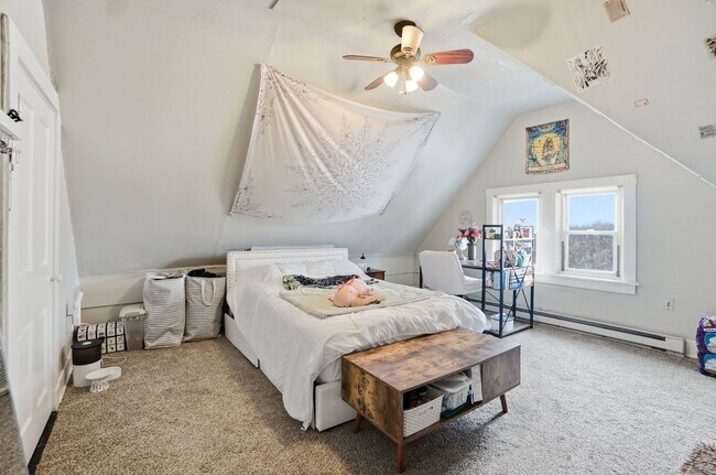 Building Photo - 7 bed/2 bath on Rohs St., Mins. from UC for Only $600/pp ($4,200/mo)! $250 SIGN ON BONUS FOR LTO!!!