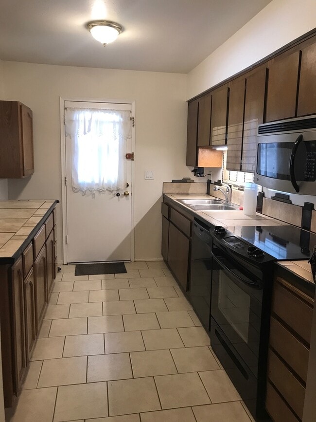 Building Photo - Gorgeous Townhome