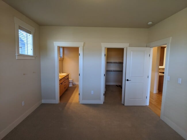 Building Photo - Very nice 2 bed, 2 bath, 1 car garage in S...