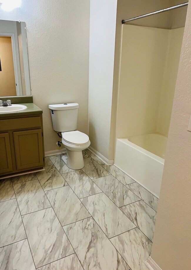 Building Photo - Spacious 2nd Floor 2B/2B Unfurnished Condo...