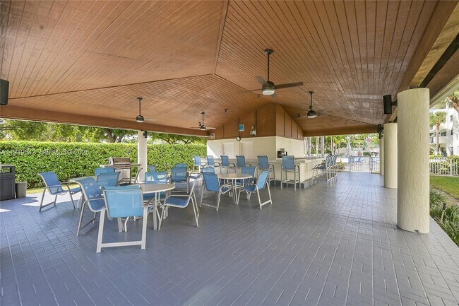 Building Photo - 3200 Port Royale Dr N