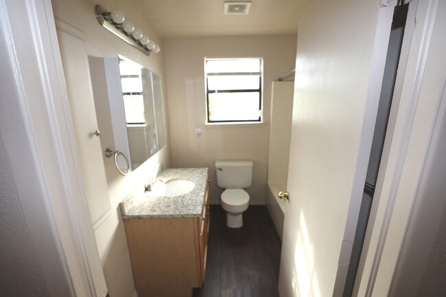 Building Photo - 718 E Madison Ave