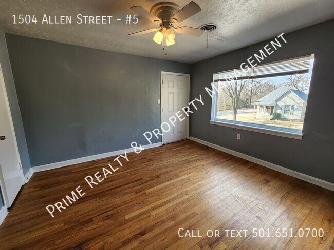 Building Photo - 1504 Allen St