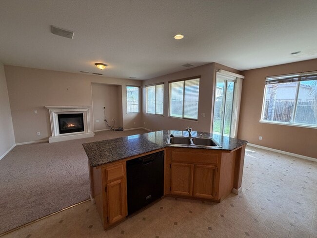 Building Photo - Spacious Home in Quiet Area