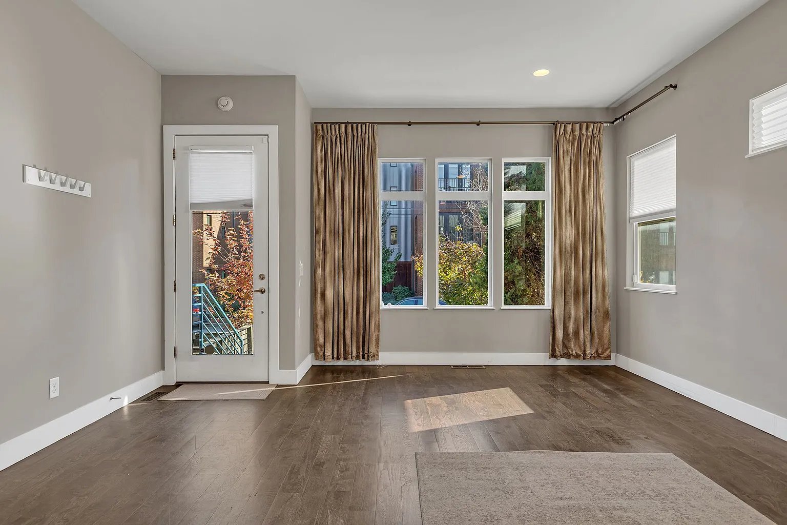 Building Photo - 606B Hume St