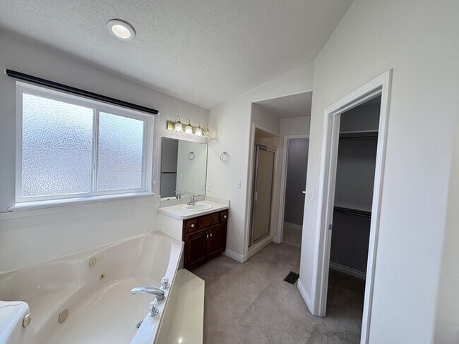 Building Photo - Beautiful Orem home