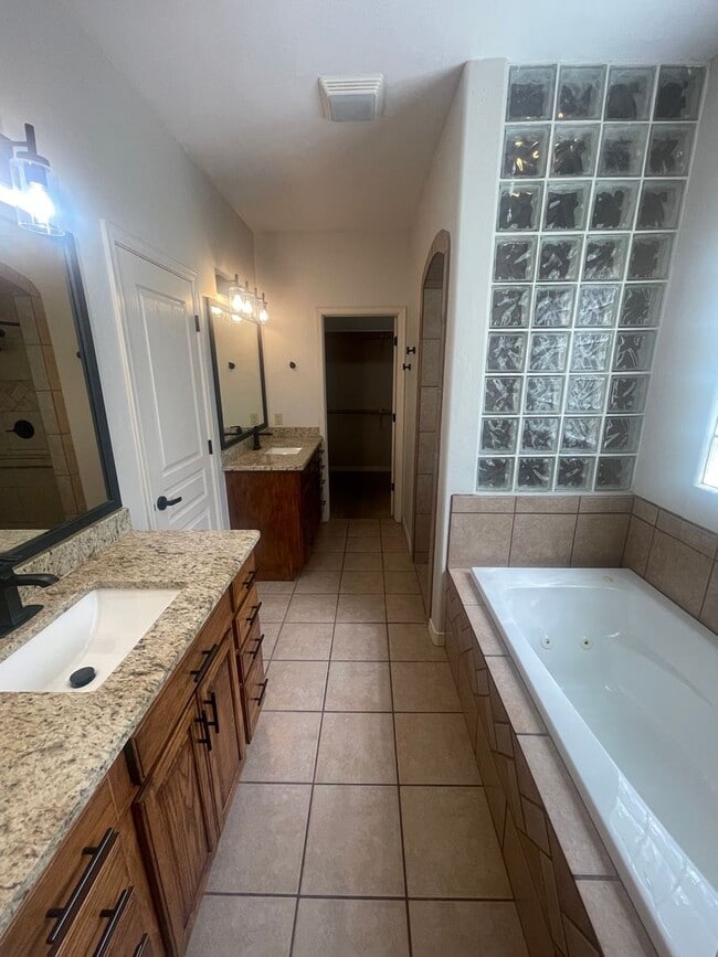 Building Photo - Gorgeous 4 bedroom/3 bathroom home located...