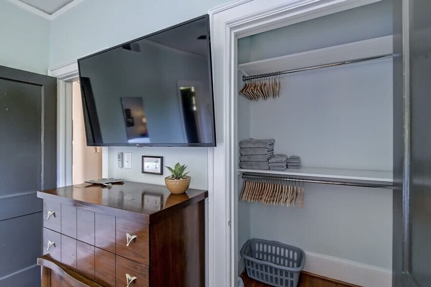 Building Photo - 518 Lamar Ave