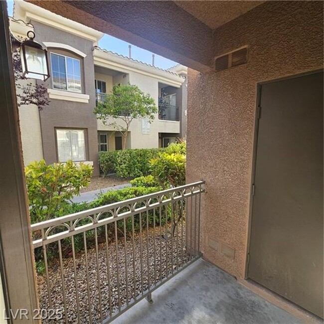 Building Photo - Cozy 2 bedroom 2 bath ground level condo n...