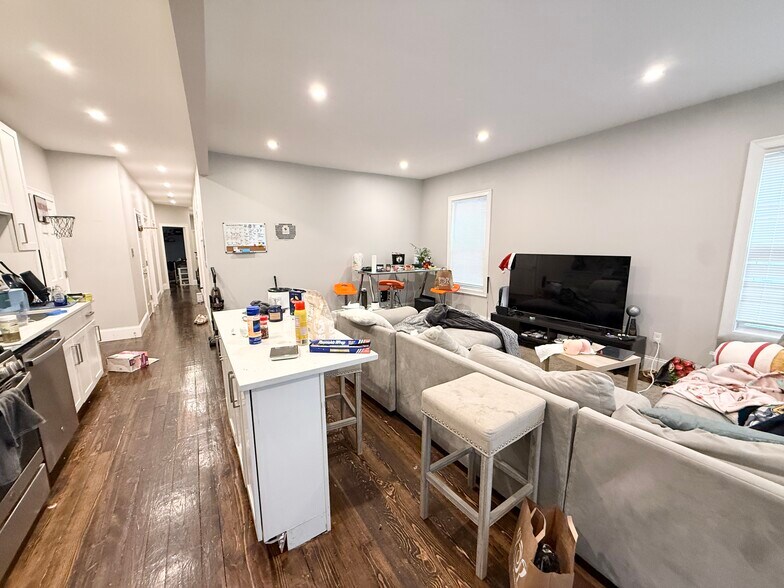 Building Photo - 91 Hillside St