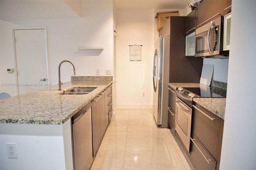 Building Photo - 951 Brickell Ave