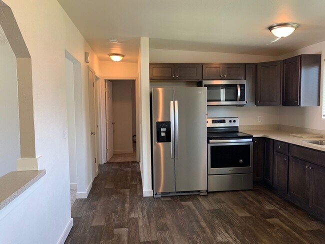 Building Photo - Beautiful Three Bedroom; West Jordan, 1,200  sq ft,Updated Kitchen