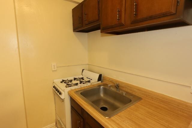 Building Photo - 430 W Roscoe St